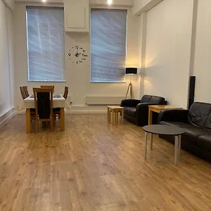 Centre 3 Bedrooms With Parking Apartment